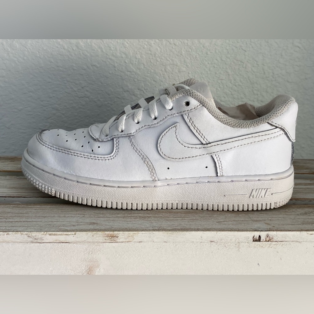 Nike Air Force One Youth Size 2.5Y Triple White Leather Shoes - Picture 2 of 12